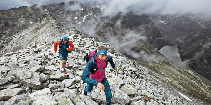 Zwei Wanderer im hochalpingen Gelände ausgestattet mit Produkte von Dynafit