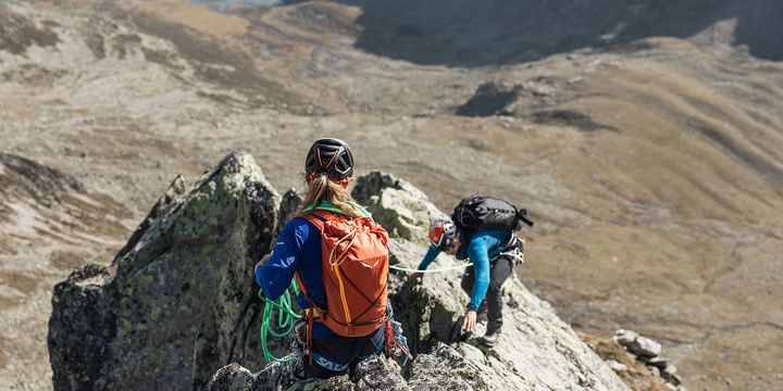 Eine Frau und ein Mann beim Klettern. Die Frau hat einen Salewa Rucksack auf dem Rücken